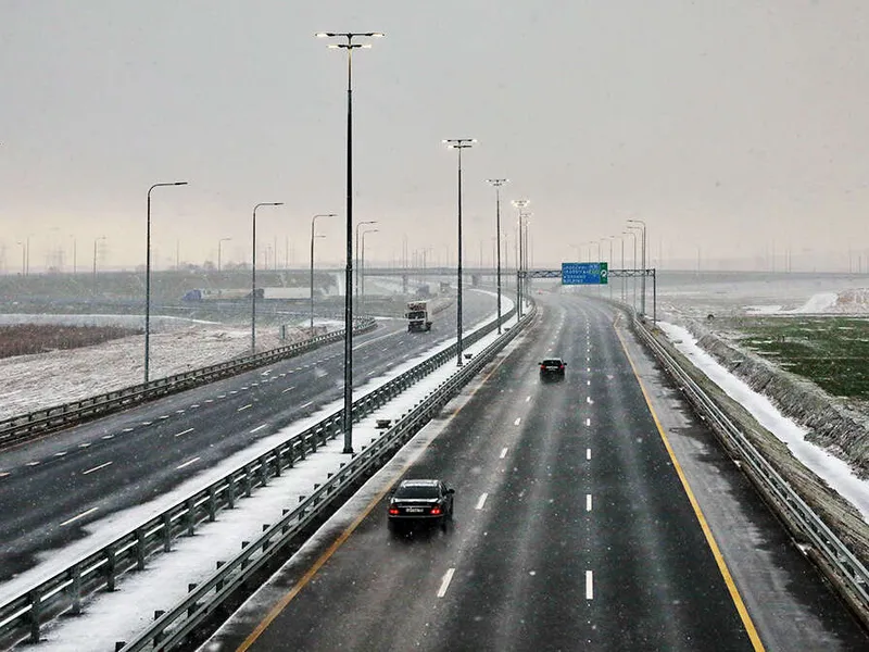 Uusi moottoritie Moskovasta Pietariin on pääosin kuusikaistainen ja kokonaisuudessaan valaistu.