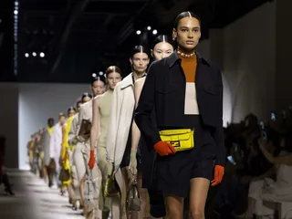 LVMH:n muotibrändeihin kuuluva italialainen Fendi esitteli Milanon muotiviikoilla ensi kevään ja kesän mallistonsa.