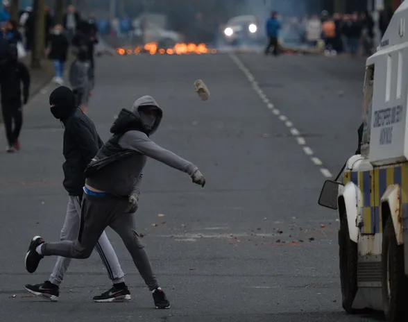 Pohjois-Irlannin tilanne kärjistyi viime kuussa väkivaltaisuuksiksi. Uusia levottomuuksia pelätään kesällä, kun protestantit järjestävät perinteisiä marsseja.