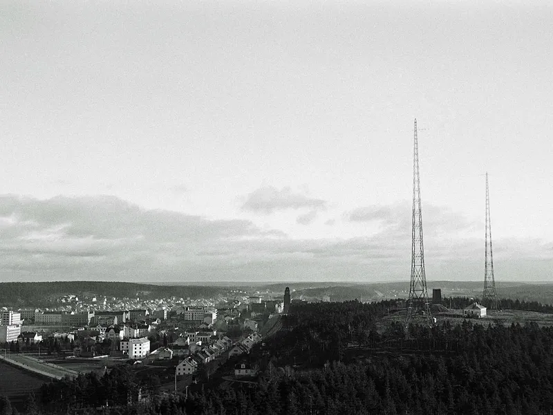 Lahden radioasema ja radiomastot noin vuonna 1935. Mastojen välissä vanha radioaseman rakennus.