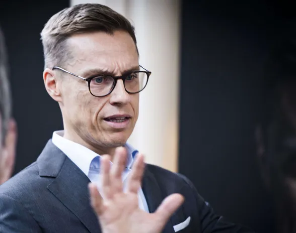 "On tärkeää, että kaikki suomalaiset ajavat hyviä suomalaisia hyville paikoille, jos vaikka jollain sitten käy säkä", sanoo Euroopan investointipankin varapääjohtaja Alexander Stubb.
