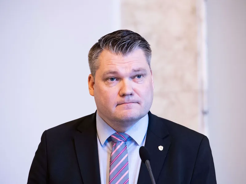 Suomi ja Ruotsi pitävät tiivistä yhteyttä Nato-jäsenyysprosessissa, sanoo puolustusministeri Mikko Savola (kesk). Arkistokuva.