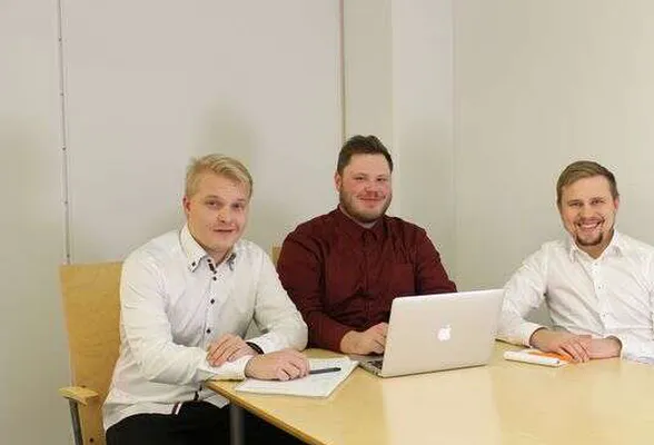Kuvassa perustajat Jesse Nieminen (vas.), Markus Moisio ja Tony Selenius.