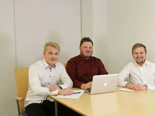 Kuvassa perustajat Jesse Nieminen (vas.), Markus Moisio ja Tony Selenius.