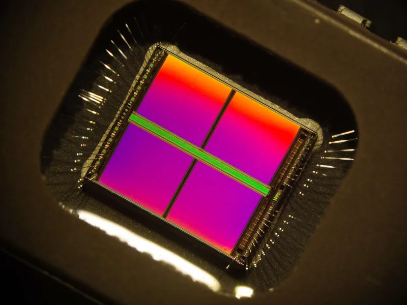 Suurin osa transistoreista on käytetty integroituihin piireihin ja flash-muisteihin. Kuvassa vuosikertatekniikkaa, ST Microelectronicsin 16 megabitin eprom-muisti M27C160.