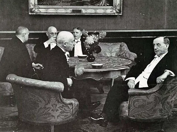 Viisi päättäjää keskustelee pöydän ääressä valtakunnankansliassa Berliinissä 1920-luvun lopulla. Erich Salomon pääsi kuvaamaan kohteitaan huomaamattomasti.