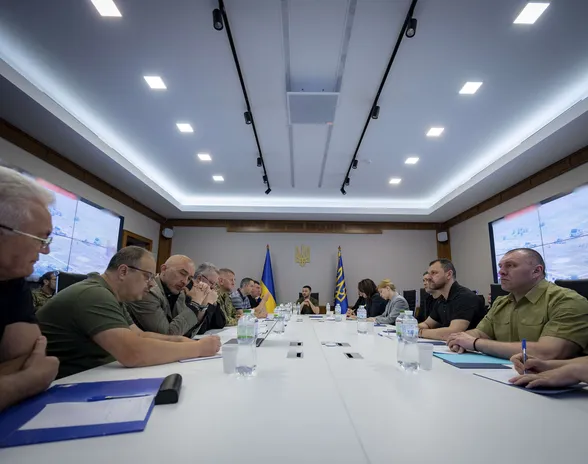 Ukrainan presidentinkanslian julkaisema kuva maan kansallisen turvallisuus- ja puolustusneuvoston hätäkokouksesta tiistaina. Pöydän päässä presidentti Volodymyr Zelenskyi.