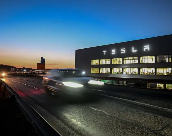 Teslan tuotantomäärätavoite tälle vuodelle on 1,8 miljoonaa autoa.