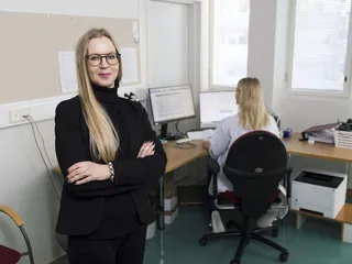 Toimitusjohtaja Kaisa-Liisa Harjapää on kiertänyt ympäri Suomea esittelemässä Esko Systemsin järjestelmää. Taustalla erikoistuva lääkäri Elli-Noora Peltomaa käyttää Eskoa.