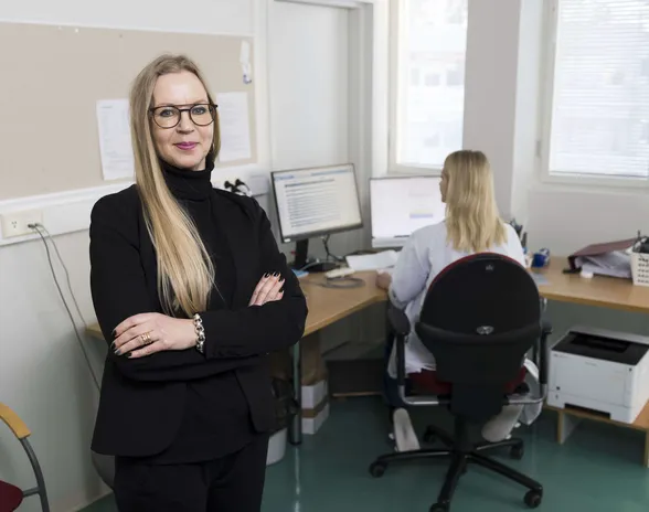 Toimitusjohtaja Kaisa-Liisa Harjapää on kiertänyt ympäri Suomea esittelemässä Esko Systemsin järjestelmää. Taustalla erikoistuva lääkäri Elli-Noora Peltomaa käyttää Eskoa.