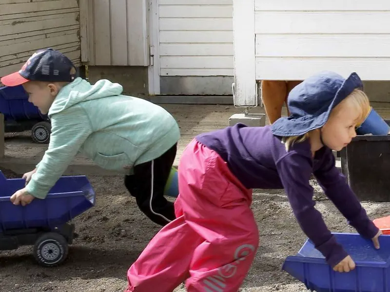 Lapsia Espoossa toimivan Pilke-ketjuun kuuluvan päiväkoti Pupunan pihalla vuonna 2012.