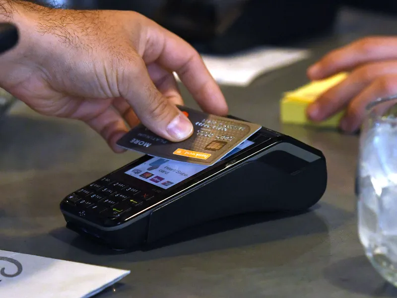 Outo maksu voi äkkiä jumittaa luottokortin lomareissulla – Kannattaako  pankille tehdä matkustusilmoitus etukäteen? | Talouselämä