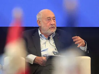 Joseph Stiglitz on talouden nobelilla palkittu amerikkalainen taloustieteilijä ja Columbian yliopiston professori.
