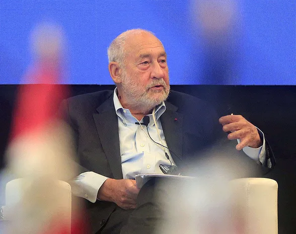 Joseph Stiglitz on talouden nobelilla palkittu amerikkalainen taloustieteilijä ja Columbian yliopiston professori.