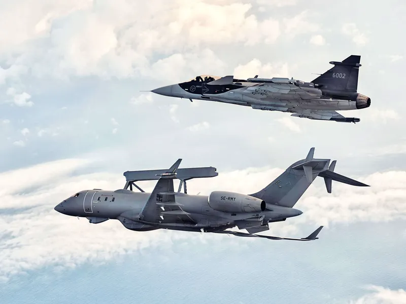 Kuvassa Gripen E -hävittäjä ja GlobalEye-valvontakone, joita Saabin Suomelle tekemään tarjoukseen sisältyisi kaksi kappaletta.