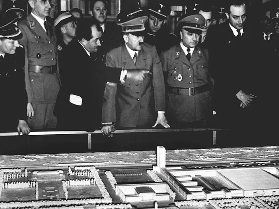 Hitlerin perustama Wolfsburgin tuotantolaitos on edelleen maailman suurin tehdas – ”iPhone City” uhkaa asemaa