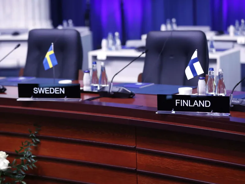 Suomen ja Ruotsin täysjäsenyys Natossa on kiinni enää kahden maan, Turkin ja Unkarin, ratkaisuista. Jäsenyyden ratifioinnissa jahkaillaan mitä ilmeisimmin poliittisen laskelmoinnin vuoksi.