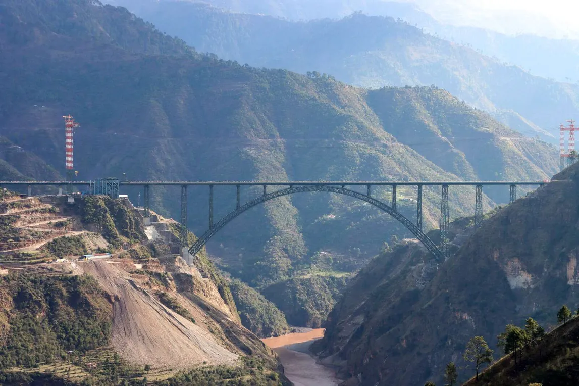 Chenab Bridge is located in the middle of the mountain. This photo was taken in March 2023, when the test traffic of the bridge had begun.