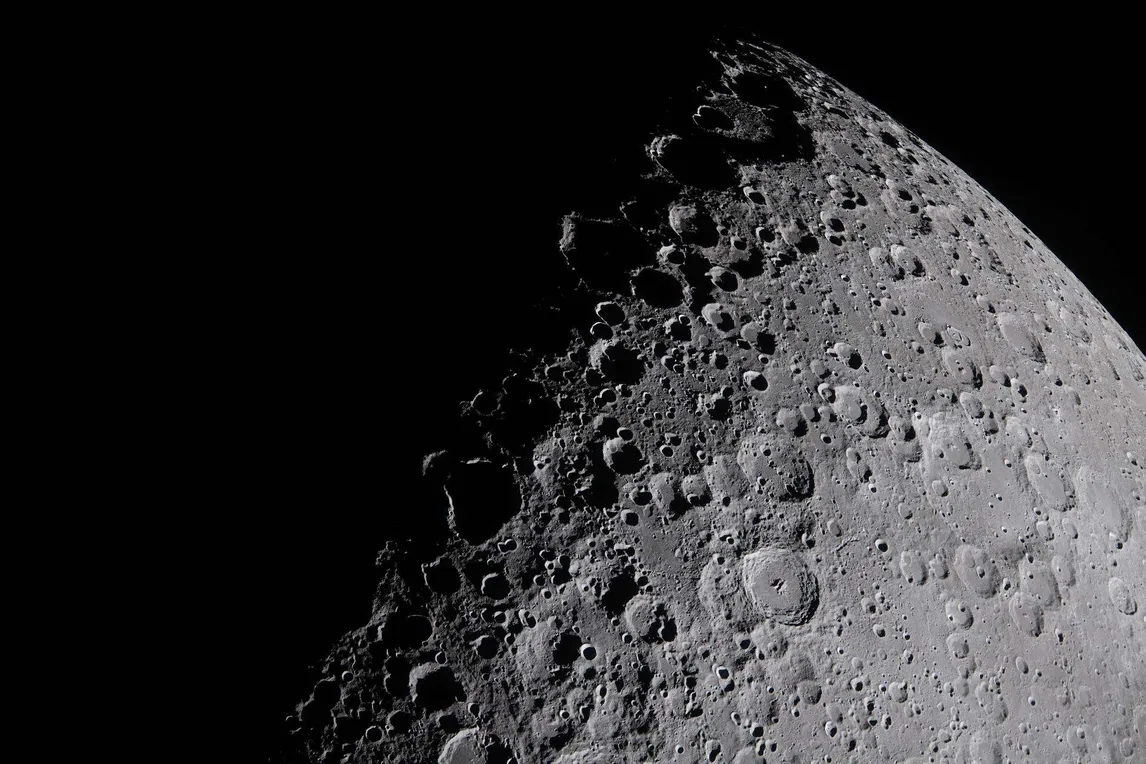 Valon ja varjon rajapintaa planeetan tai kuun pinnalla nimitetään tähtitieteessä terminaattoriksi. Artemis II:n astronautit tutkivat Kuun terminaattoria erityisen tarkasti ohilentonsa aikana.